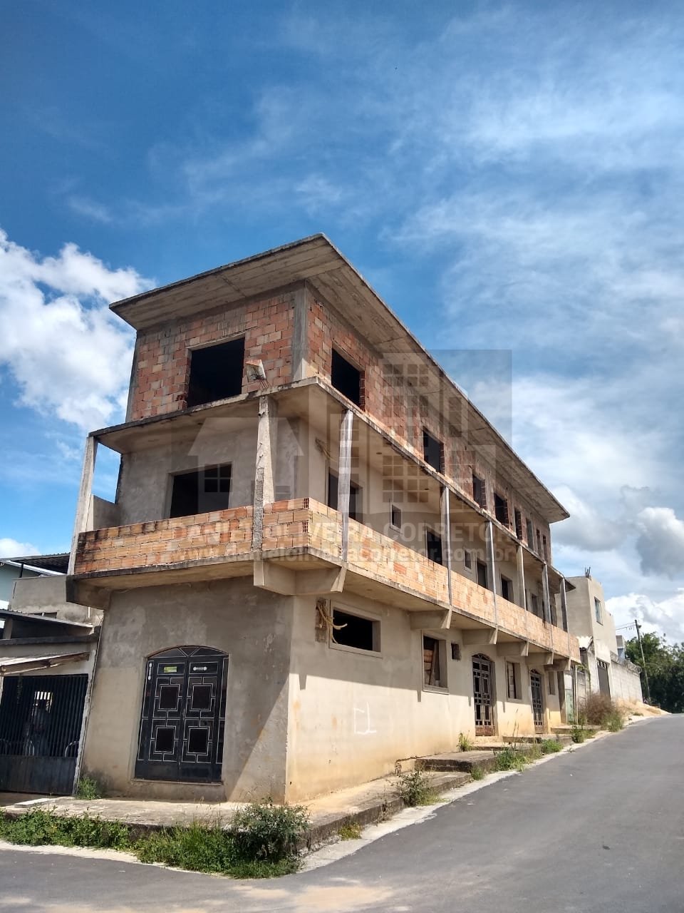 Prédio Inacabado no Lombão