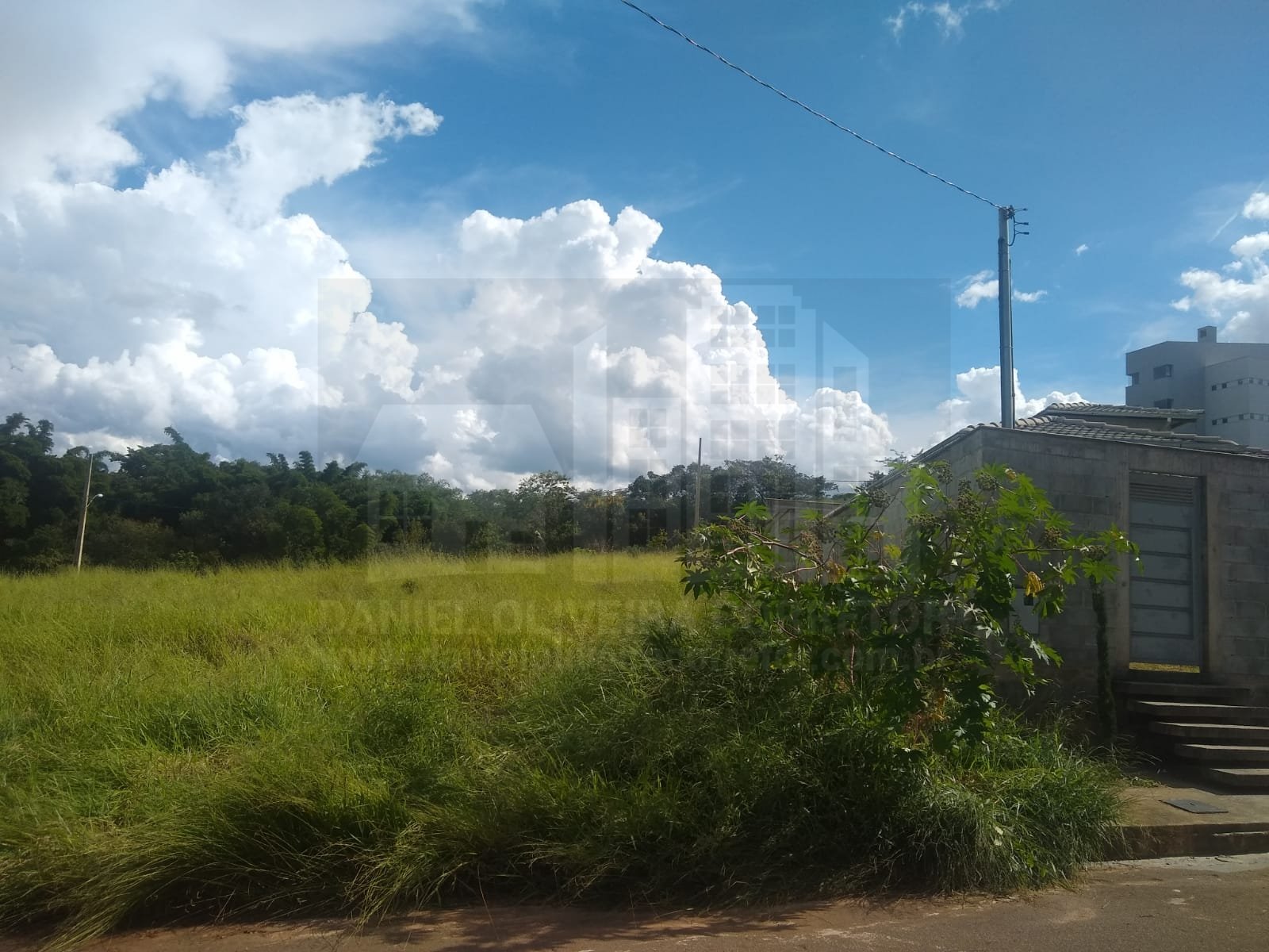 Lote atrás do Colinas